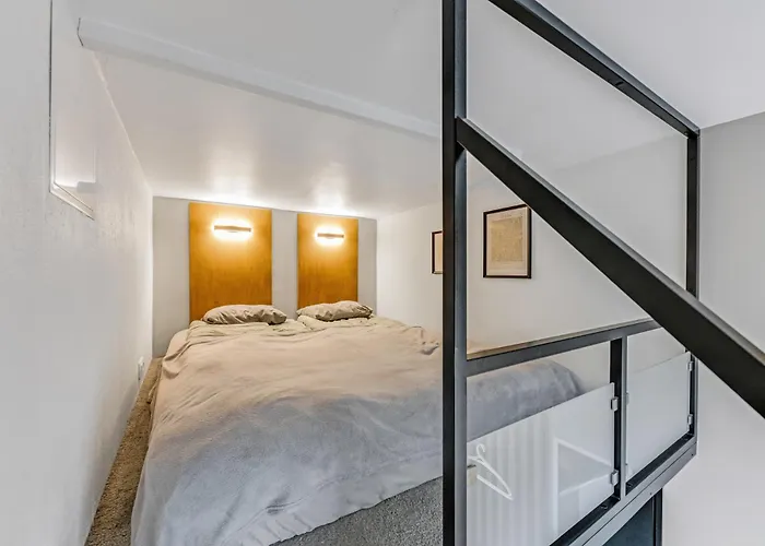 Modern Loft In Center *