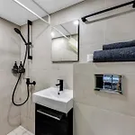 Modern Loft In Center